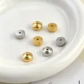 Pendientes redondos de acero inoxidable accesorios DIY en plata y oro vista detallada. - Cuenta con Agujero Pasante de 8*3 mm / Plata/Acero