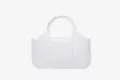 Dettaglio texture rete PVC trasparente della borsa a mano leggera elegante. - 31.5x11x16.5cm / Trasparente