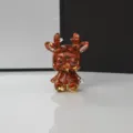 Mini Hirsch Figur aus Harz und roten Kristallen mit Blattgold für den Schreibtisch. - Roter Jaspis