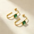 Pendientes en forma de U chapados en oro de acero inoxidable con cristal verde esmeralda. - Verde