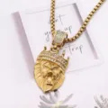 Collar con colgante de cabeza de león dorada hip hop con corona y estrás para hombres. - K9 / Dorado