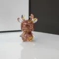 Mini Hirsch Figur aus Kristall Stein Harz mit Goldflocken, süße rosa Deko Variante - Erdbeere