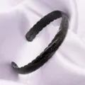 Pulsera de brazalete abierto de acero inoxidable negro con motivo de trigo chic. - Negro