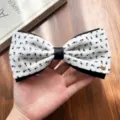 Chic pince à cheveux nœud floral noir et blanc avec joli décor métal chiot, accessoire élégant. - Style Nœud Breloque Chien / Floral Blanc