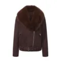 Detalle de chaqueta de invierno de ante marrón con cuello de pelo sintético, cinturón y cremallera. - S / Tops / Café