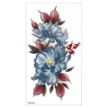 Autocollant de tatouage temporaire étanche avec chrysanthèmes bleus et baies rouges. - XQB-364 / 11.4*21CM