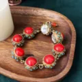 Vintage paleis-stijl armband met rode stenen, heldere kristallen en gouden metalen accenten. - Rood