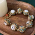 Vintage hofstijl armband met stenen inleg, goudkleurig metaal met witte kralen voor dames. - Witte Turkoois
