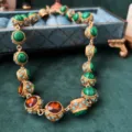 Gedetailleerd uitzicht op vintage hofstijl malachiet en agaat ketting met goud. - Malachiet