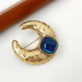 Vintage gehamerde halve maan broche met blauwe hars steen, elegante gouden kleurige speld. - Antiek Goud