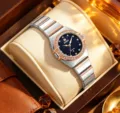 Elegante Damen Quarzuhr mit sternblauem Zifferblatt, Diamantlünette und zweifarbigem Armband. - Sternenhimmeloberfläche