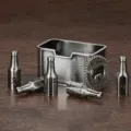 Miniatuur metalen bierfles dobbelsteen set barware gereedschap met container en flesopener. - Antiek Zilver