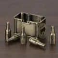 Metalen mini bierfles dobbelstenen set, vintage barware ambachtelijk cadeautje. - Messing Kleur