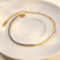 Squisito bracciale in acciaio titanio dorato con zirconi blu, gioiello trendy ed elegante. - Bracciale Strass Blu Oro