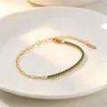 Elegante bracciale con catena placcata in oro e zirconi verdi per un look raffinato chic. - Bracciale in Zircone Rettangolare Verde Oro