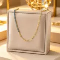 Primo piano dettagliato della collana bicolore con zirconi blu e catena dorata. - Collana Strass Blu Oro