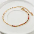 Vista dettagliata di un elegante bracciale in acciaio al titanio dorato con zirconi. - Bracciale in Zircone Rosa Oro