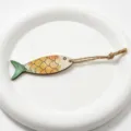 Holzfisch Schlüsselanhänger Detail mit bunten gemalten Schuppen und Hanfseil Aufhängung - Gelb