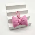 Detailansicht des rosa PU Leder gefüllten Schleifen Schlüsselanhängers und Taschenpendels. - Rosa