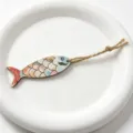 Detailansicht eines kreativen bunten Holzfisch Schlüsselanhängers mit Graffiti-Muster. - Blau