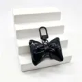 Schwarzes PU-Leder gefütterter Schleifen-Schlüsselanhänger Detail, niedlicher Taschenanhänger. - Schwarz