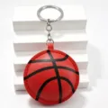 Primo piano dettagliato del portachiavi a forma di pallacanestro rosso e nero morbido. - Pallacanestro