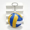 Dettaglio portachiavi pallavolo con ciondolo in pelle PU imbottita nei colori blu, giallo e bianco. - Pallavolo