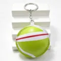 Primo piano dettaglio della palla da tennis in pelle PU imbottita con anello metallo. - Palla da Tennis