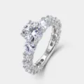 Dettaglio dell'anello in argento S925 con pietra principale rotonda scintillante e pietre laterali. - US6# / Stile Argento (Con Certificato GRA)
