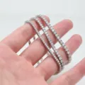 Gros plan détaillé du bracelet tennis en diamant brillant avec de fines pierres pavées. - Style Diamant Laboratoire en Rangée (BR026658) / 6,5 Pouces