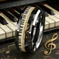 Primo piano di un anello in acciaio inossidabile con tastiera per pianoforte e note. - Taglia 7 / Serie Musica Pianoforte 3