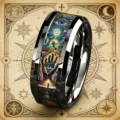 Anello in acciaio inossidabile dettaglio con vivace design mistico occhio piramide. - Taglia 8 / Occhio della Provvidenza Serie 4