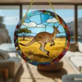 Detailaufnahme eines runden Acryl-Sonnenfängers mit Känguru-Landschaftsdesign zum Aufhängen. - Känguru-Stil (2) / 15x15x0.3cm