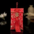 Sobre rojo tradicional chino de brocado con diseño floral dorado y borla para boda. - Dragón Dorado Brocado Largo (6138359361968)