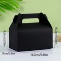Vista detallada de la caja de papel negra para reposteria con dimensiones y asa portatil. - Caja de Mano de Panadería (2337#) / 16cmx10.2cmx9cm / Negro