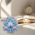 Vista detallada del soporte de acrílico con elegante pavo real blanco y diseño floral. - Estilo 9 / Altura 20cm con Base