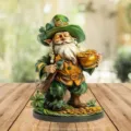 Vista detallada del soporte acrílico de duende verde con olla de oro, decoración. - Estilo 12 / Altura 20cm con Base