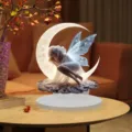 Primer plano adorno luna hada acrílico, delicada decoración escritorio dormitorio, luz cálida. - Hada