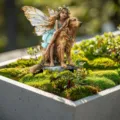 Vista dettagliata di fata su golden retriever picchetto da giardino per decorare vasi. - Modello 6