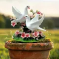 Detailansicht des Acryl Garten Pfahls mit weißen Tauben und rosa Blumen für die Gartendekoration. - 10cm / Tauben und Kirschblüten