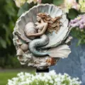 Dettaglio picchetto da giardino sirena con conchiglia e scultura fine per decoro esterno. - Sirena e Conchiglia