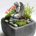 Statue ange jardinière décoration ornement en résine avec mousse et petits cailloux détail - 10cm