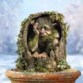 Nahaufnahme des moosigen Baumstumpf-Troll Acryl-Garteneinsteckers für Blumentöpfe im Freien. - 10cm / Baumgeist und Höhle