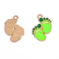 Mignon petit pendentif en alliage émaillé empreinte de pas variante en vert et or pour bricolage. - Style Petite Empreinte (A10-418) / 1 Pièce (19*14mm) / Vert
