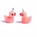 Süßer rosa Harz Ente Anhänger mit Metallöse für DIY handgemachte Halsketten Schlüsselanhänger. - Einfarbiger Ente Anhänger (A2-256) / 20x17mm / Rosa