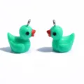 Süße grüne Harz Enten Anhänger mit Metallösen für DIY handgemachte Schmuckketten und Schlüsselbänder. - Einfarbiger Ente Anhänger (A2-256) / 20x17mm / Mintgrün