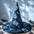 Cappello da strega di Halloween in patchwork blu con stampa digitale trapuntata e pipistrelli. - Taglia Adulto / SM4