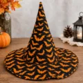 Primer plano detallado del sombrero de bruja de Halloween con estampado y textura acolchada. - Talla de Niño / A4