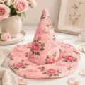 Vista detallada del sombrero de bruja rosa acolchado con rosas, nombre personalizado magico. - Talla de Niño / A7