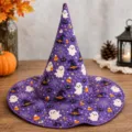 Vista detallada del sombrero de bruja de Halloween acolchado morado con estampado de fantasmas. - Talla de Adulto / A10